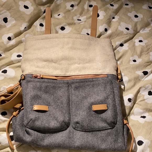 EUC like new Petra Messenger Bag. Where business meets savvy. Eco savvy! - Picture 5 of 11